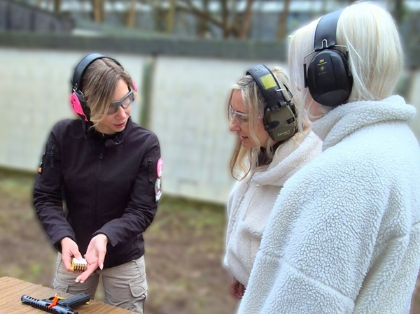 Influencerin Irina (@gunlikeblonde) bei der Waffenhandhabung