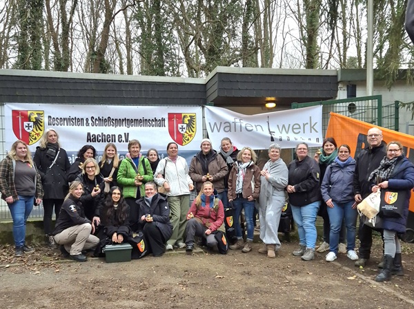 Teilnehmerinnen vor dem Gebäude der Reservisten & Schießsportgemeinschaft Aachen