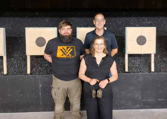 Kristine Lütke mit Michael May und Frank Satzinger auf dem Schießstand von Kuma Tactical